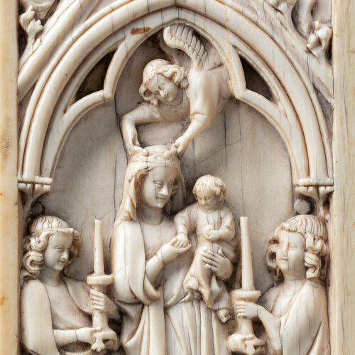 Elfenbeinschnitzerei: Ein Engel setzt Maria eine Krone auf. Sie hält dabei das Jesuskind auf dem Arm, rechts und links stehen weitere Engel mit Kerzen, oben weitere Engel 