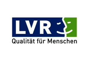 Ein blauer und ein grüner Streifen formen dort, wo sie sich treffen, ein lachendes Gesicht. Auf dem blauen Streifen steht: L, V, R. Darunter steht: Qualität für Menschen.