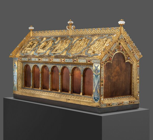 Mit Gold, Bergkristall und Edelsteinen reich verzierte Holzkiste, farbig gefasst mit Satteldach