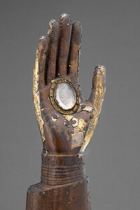 Kasten in Form einer Hand mit einer Dose aus Bergkristall, teilweise in Gold gefasst