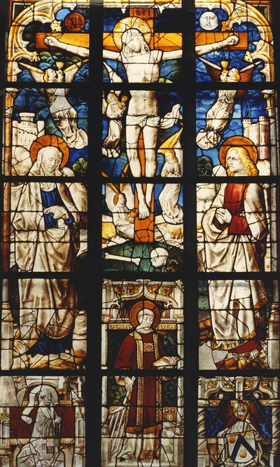 Kirchenfenster auf dem die Kreuzigung Christi abgebildet ist.