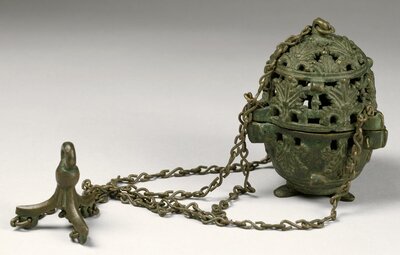 Verziertes, eiförmiges Gefäß aus Bronze mit Durchbrechungen mit Ketten und einem Aufhänger zum Tragen