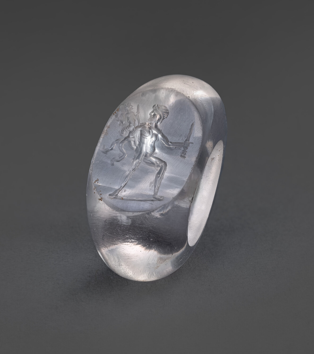 Ring aus Bergkristall mit der Darstellung eines Soldaten mit erhobenem Schwert und einer Statue unterm Arm
