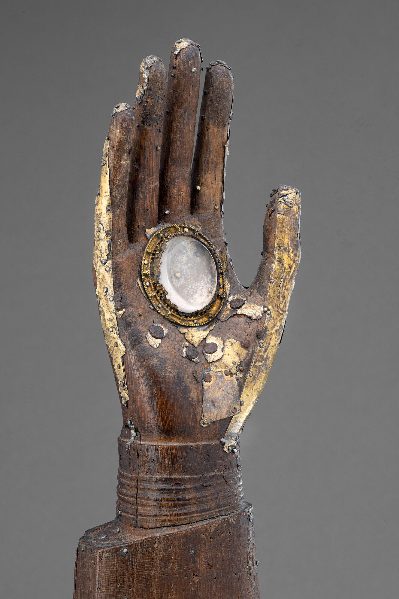 Kasten in Form einer Hand mit einer Dose aus Bergkristall, teilweise in Gold gefasst