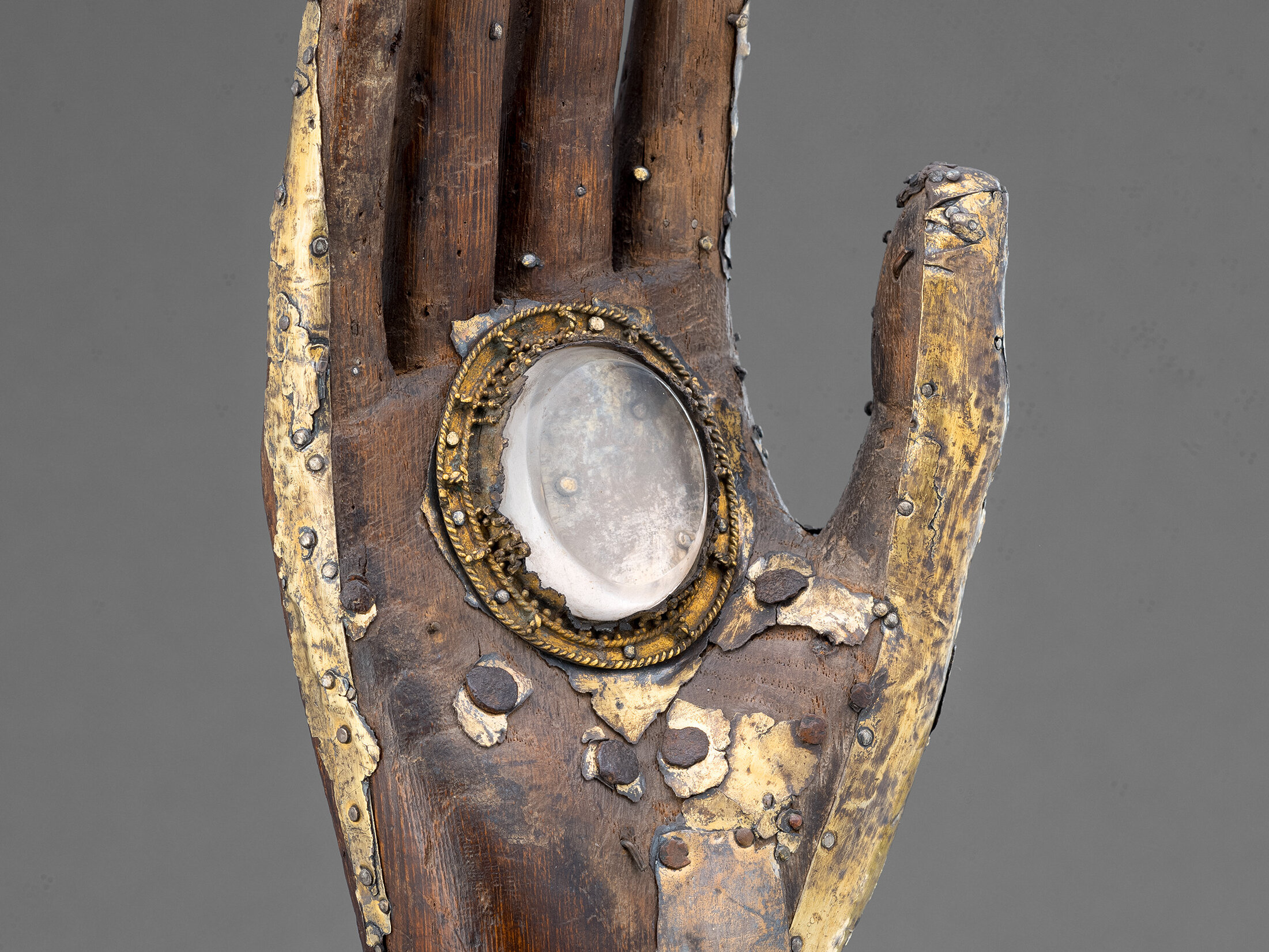 Kasten in Form einer Hand mit einer Dose aus Bergkristall, teilweise in Gold gefasst