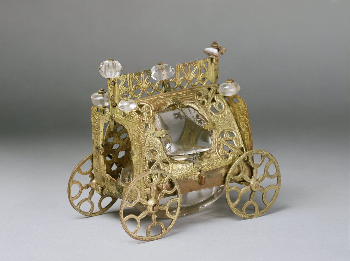 Geschmiedete, goldene Miniaturkutsche mit Edelsteinen besetzt