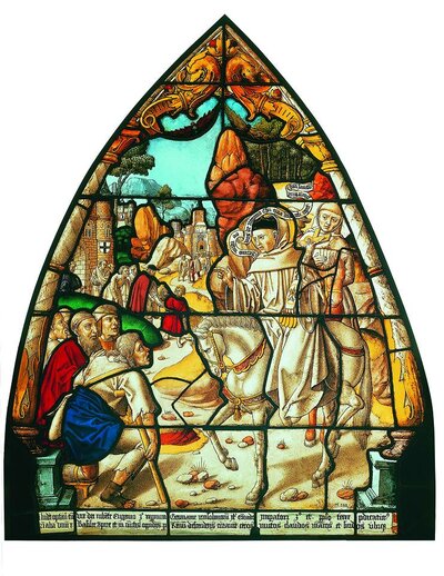 Glasmalerei, die einen reitenden Mann in Mönchskleidung zeigt. Er ist Männern zugewandt, die sich vor ihm verneigen.
