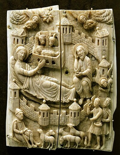 Das Relief zeigt Maria und Josef, zwischen sich eine Wiege mit dem Jesuskind. Um sie befindet sich die Abbildung einer Stadtmauer, Engel, Tiere und die heiligen drei Könige.