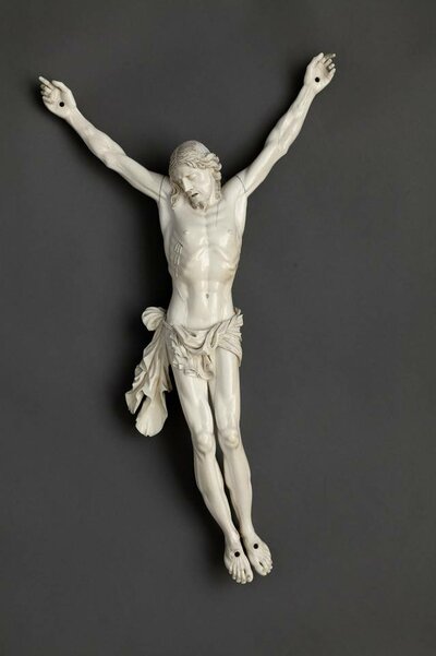 Figur des Jesus aus Elfenbein. Sein Kopf ist geneigt, seine Augen geschlossen.