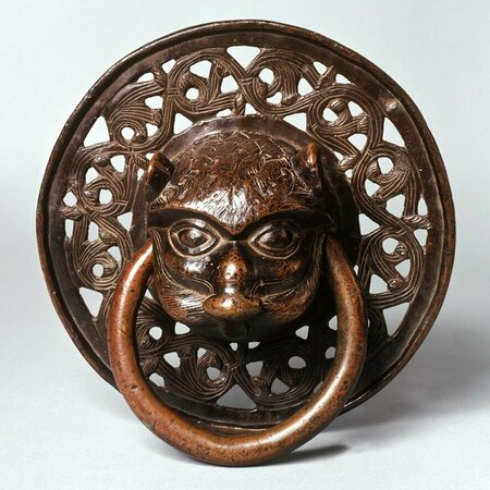 Türzieher aus Bronze in Form eines Löwenkopfes der einen Ring im Maul hat