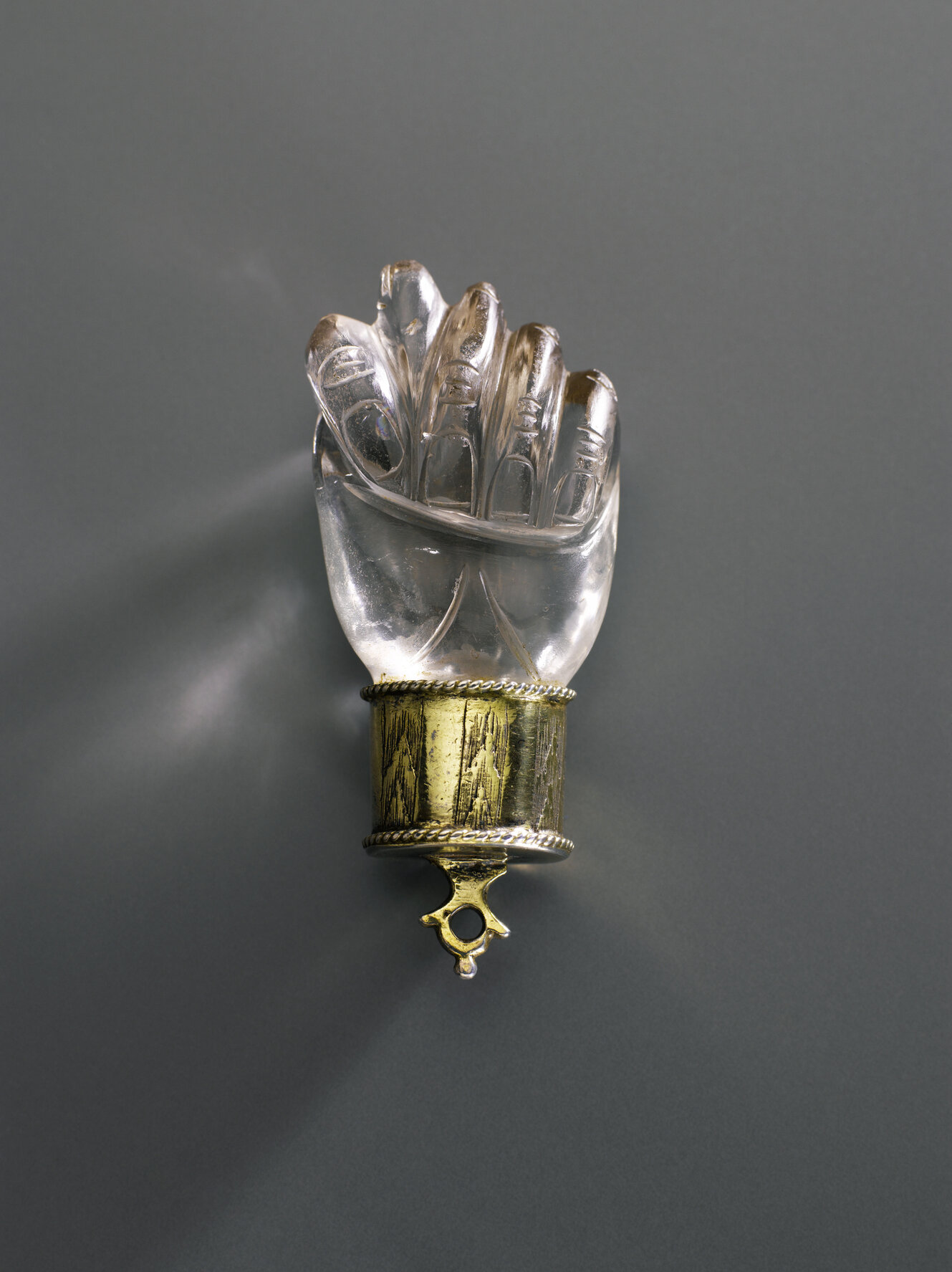 Anhänger mit einer Hand aus Bergkristall in Form einer geballten Faust