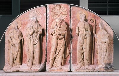 Halbkreisförmige Anordnung von fünf Heiligenfiguren aus Stein.