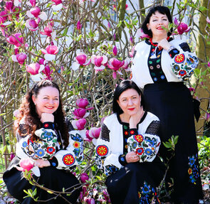 Trio Ukraina, drei Frauen vor einem Magnolienbaum.