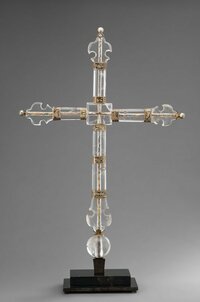 Kreuz auf schwarzem Sockel mit Verzierungen aus Bergkristall