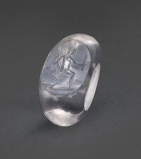 Ring aus Bergkristall mit der Darstellung eines Soldaten mit erhobenem Schwert und einer Statue unterm Arm