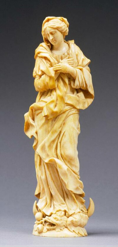 20 cm Hohe Elfenbeinstatuette der Maria mit vor der Brust gekreuzten Händen, geschossenen Augen und den Kopf zur Seite geneigt