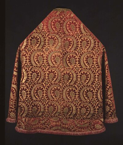 Chormantel mit Samtverzierung und Goldbroschierung.