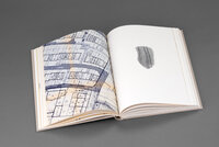 Aufgeschlagenes Buch mit einem Grundriss auf der linken Seite und der Abbildung eines bearbeiteten Steines auf der rechten Seite