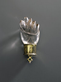 Anhänger mit einer Hand aus Bergkristall in Form einer geballten Faust