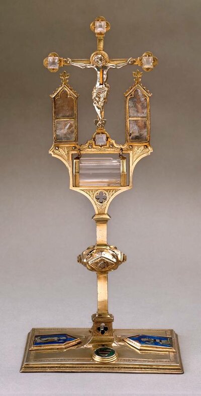 Vergoldetes Altarkreuz mit silberner Jesusfigur und kleinen gläsernen Kästchen zur Aufbewahrung von Reliquien.