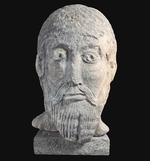 Steinmetzarbeit: Kopf eines bärtigen Mannes