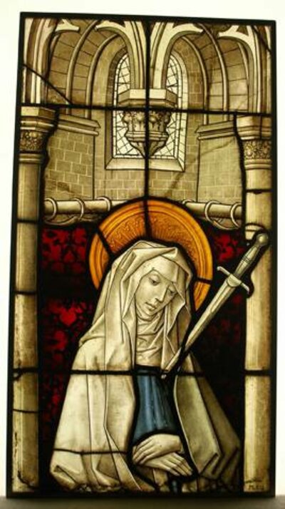 Fensterabbildung der Maria. Ein schwebender Dolch ist auf ihr Herz gerichtet.