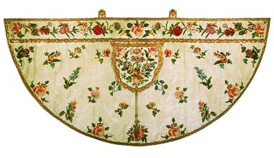 Weißer Umhang mit farbiger Blumenstickerei und goldenen Borten