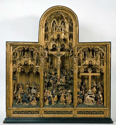 Altarretabel mit Passionsszenen. Heraus ragt die Abbildung von Jesus am Kreuz.