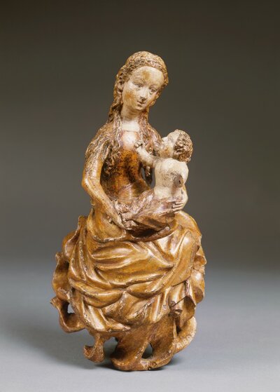 Maria sitzend mit Jesus, das Kind breitet die Arme aus und blickt sie an, ein Arm ist beschädigt.