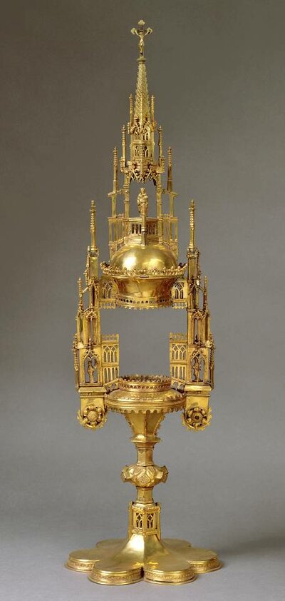 Vergoldete Monstranz mit vielen spitzen Türmchen.