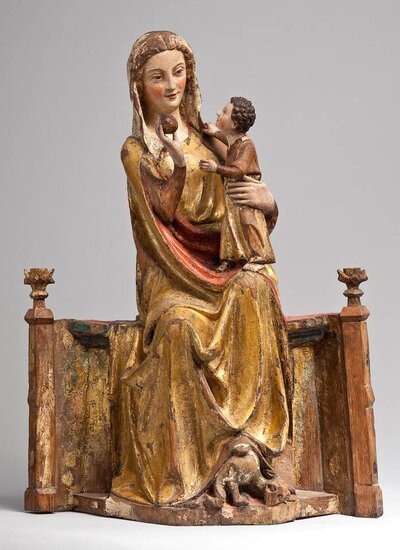 Holzfigur einer jungen Maria, die auf einem breiten Thronsitz sitzt. Auf ihrem Arm hält sie das Jesuskind. Sein Gesicht ist ihr zugewand.