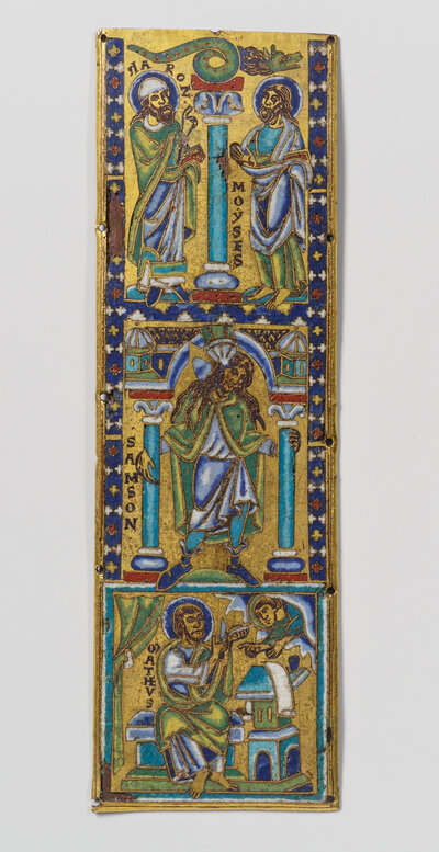 Platte von einem Vortragekreuz, mit der Darstellung des Evangelisten Matthäus, dem gefesselten Samson und Moses sowie Aaron mit der Ehernen Schlange