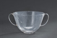 Tasse aus Bergkristall mit Henkeln an beiden Seiten