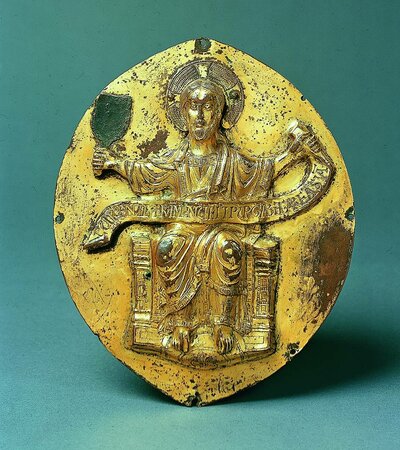 Vergoldetes Kreuz mit kunstvollen, feingliedrigen Gravuren.