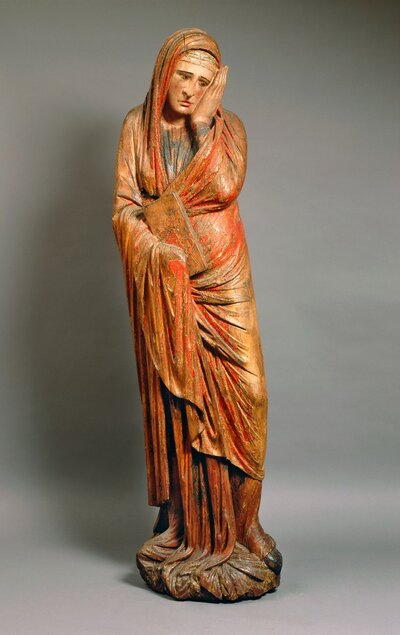 Trauernde Mariendarstellung aus Holz mit geneigtem Kopf in der Hand.