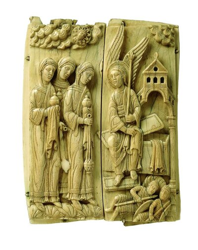 Figur eines Mannes. Dieser hat die Arme um die Hüfte eines weiteren Mannes mit Krone und gescAbbildung aus zwei Teilen: Der rechte Teil zeigt ein offenes Grabmal. Auf diesem sitzt ein Mann mit Heiligenschein und Engelsflügeln. Der linke Teil zeigt drei Frauen die ihre Köpfe geneigt in Richtung des Mannes halten.hlossenen Augen gelegt. 