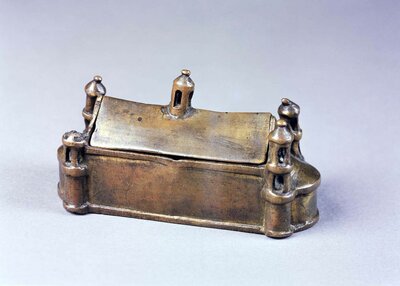 Ein Bronze-Gefäß in Form einer Kirche mit abnehmbarem Dach als Deckel