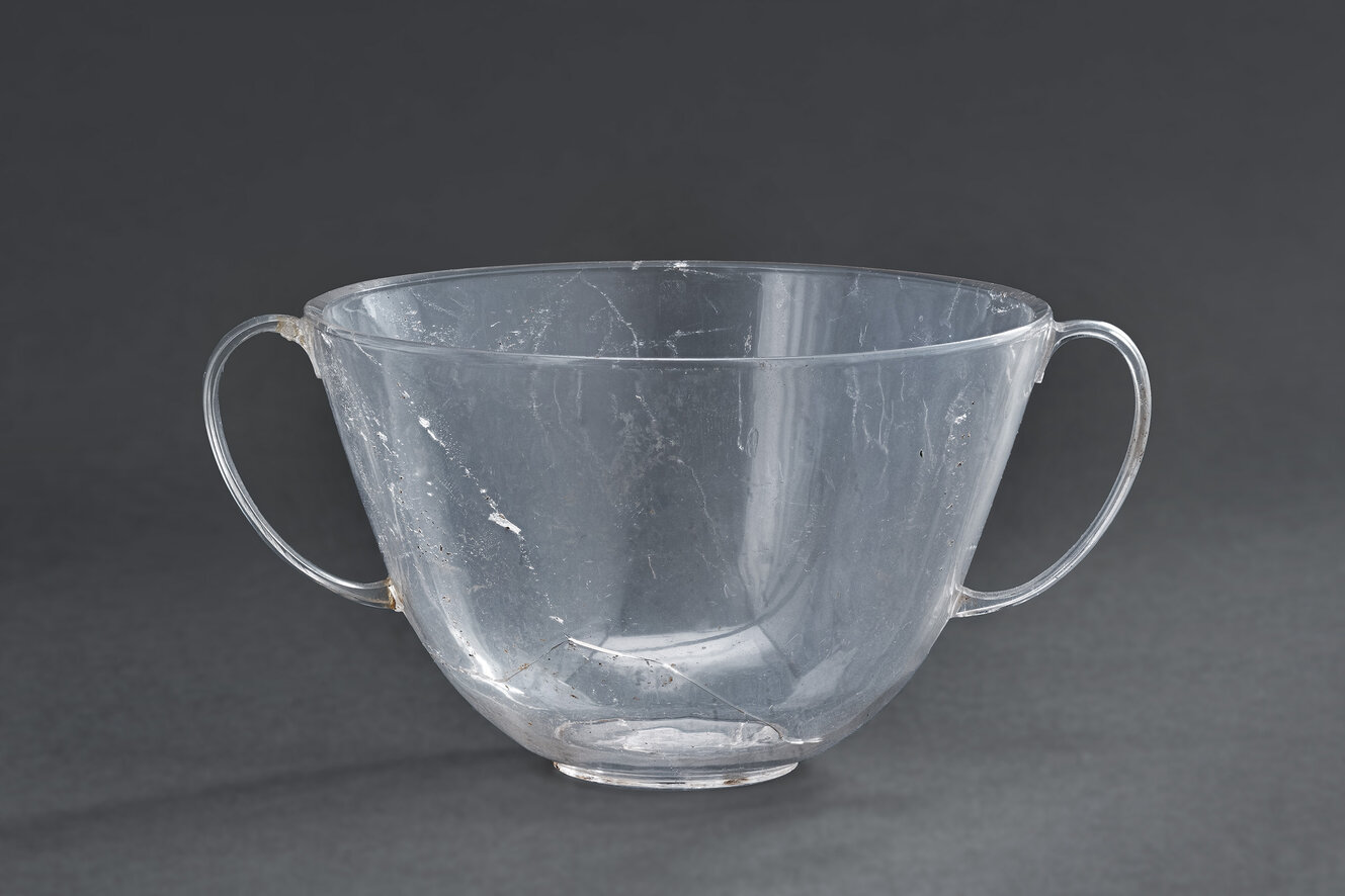 Tasse aus Bergkristall mit Henkeln an beiden Seiten