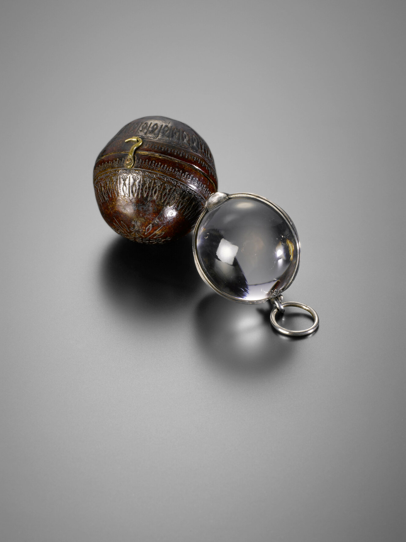 Kugel aus geschliffenem Bergkristall mit Etui