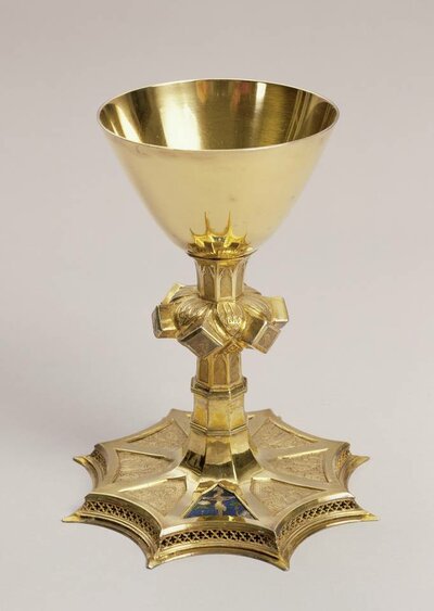 Vergoldeter Kelch mit sternförmigem Fuß.