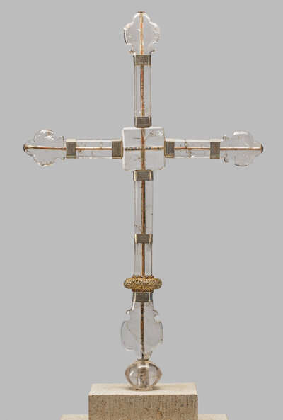 Kreuz aus Glas mit Eisenkern.