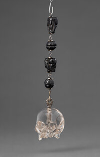 Metallgliederkette mit schwarzen gravierten Perlen und einem Totenschädel aus Bergkristal an einem Ende