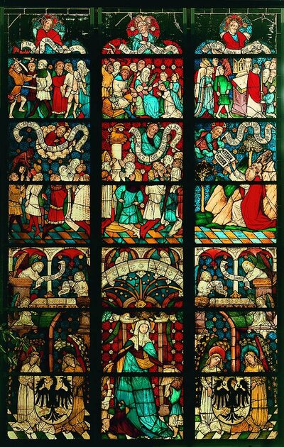 Kleinteiliges Fenster mit verschiedenen Abbildungen zu den zehn Geboten.