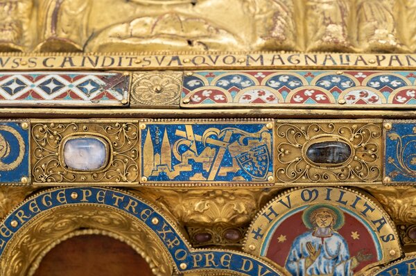 Detail des Schreines mit Gold, Edelsteinen und farbiger Fassung