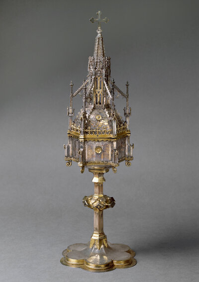 Reich verziertes filigranes Gefäß in Form eines gotischen Turmes auf einem massivem Sockel.