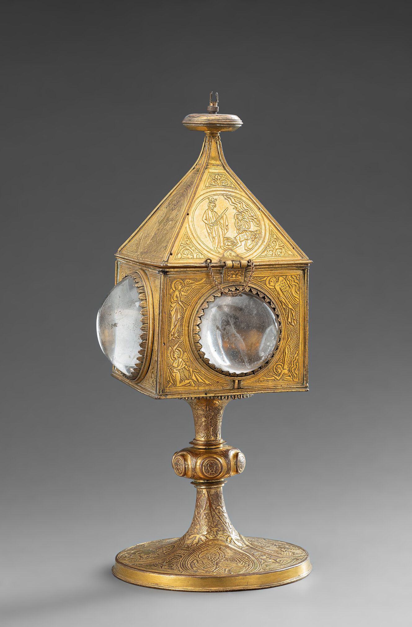 Goldenes Kästchen in Form eines Hauses auf einem Sockel mit geschliffenen Bergkristallen an den Seiten