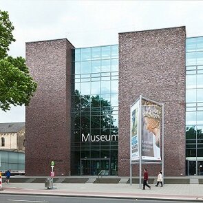 Farbfoto: Außenansicht des Museums Schnütgen.