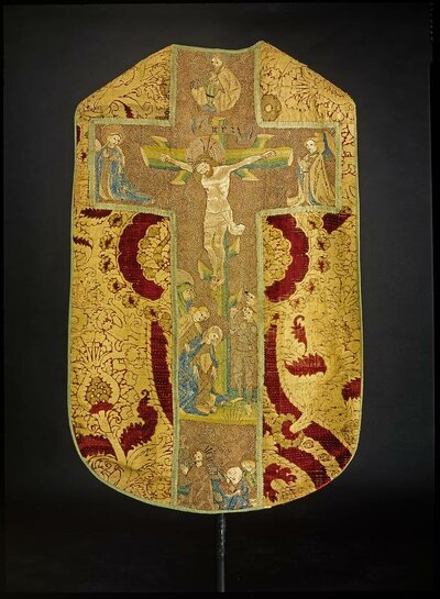 Goldene Kasel. Die Stickereien auf dem Gewand zeigen die Kreuzigung Christi.