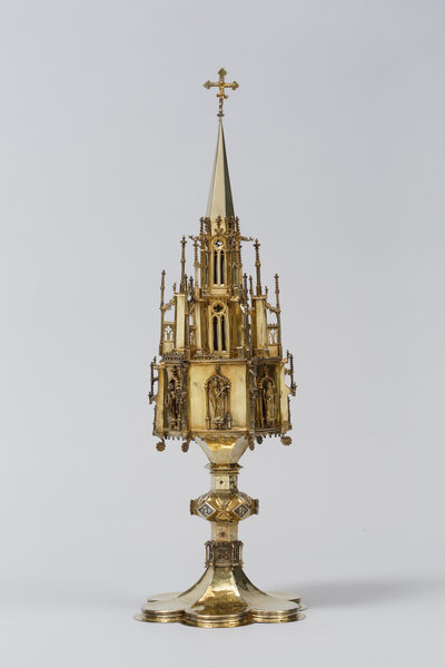 Reich verziertes Gefäß in Form eines gotischen Turmes mit figürlichen Darstellungen und einem massivem Sockel