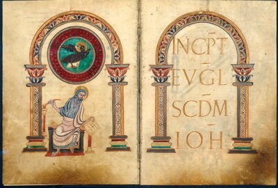 Vorder- und Rückseite eines Bucheinbandes: Vorderseite (links) der Evangelist Johannes sitzt auf einem Stuhl, ein Pergament in der linken und eine Schreibfeder in der rechten Hand umrahmt von einem stilisierten romanischen Portal mit Knotenband auf den Säulen und Akantus-Blättern an den Kapitelen und dem Rundbogen. Über Johannes ist ein Medallion mit einem Adler, dem Symbol für Johannes, und einer Inschrift. Rechts: ebendieses Portal ohne Johannes und Medallion, dafür mit der Inschrift INCPT EVGL SCDM IOH